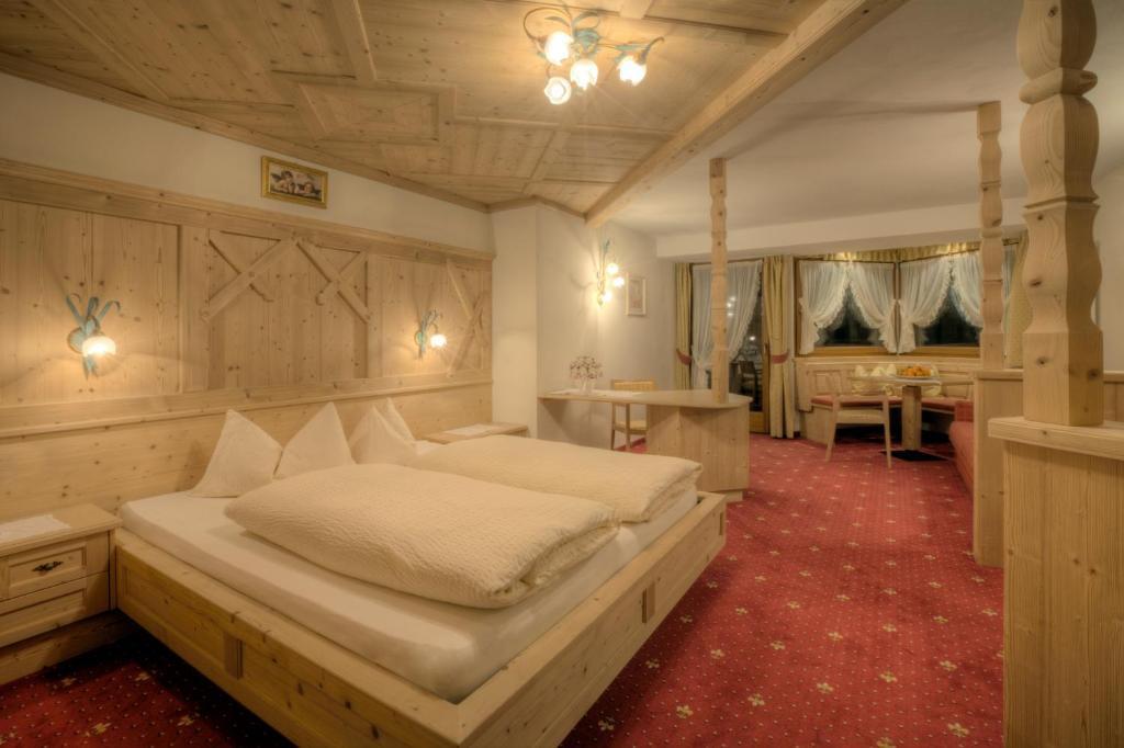 Hotel Ciasa Ai Pini San Cassiano  Pokoj fotografie