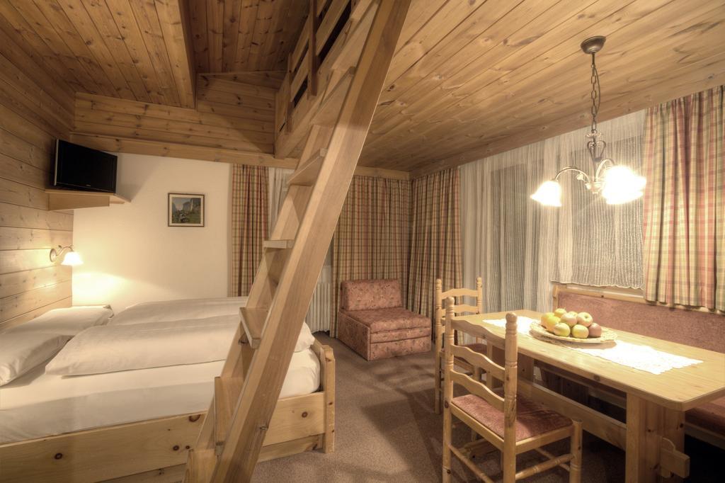 Hotel Ciasa Ai Pini San Cassiano  Pokoj fotografie