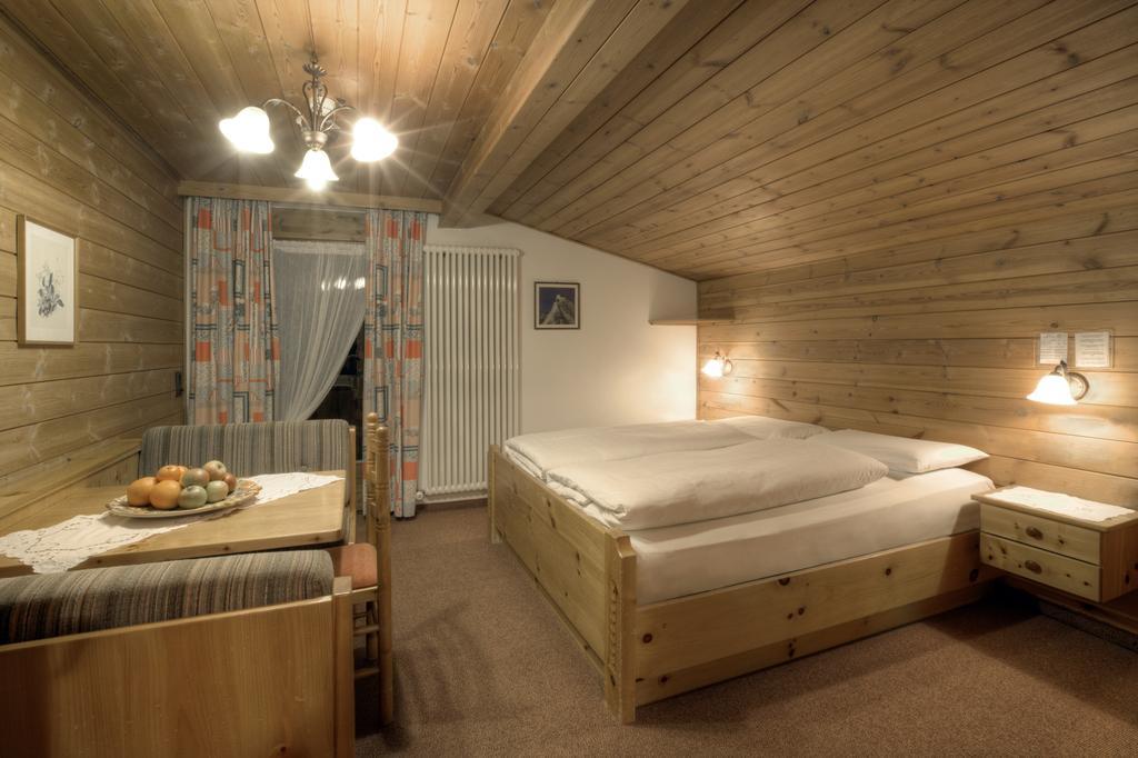 Hotel Ciasa Ai Pini San Cassiano  Pokoj fotografie